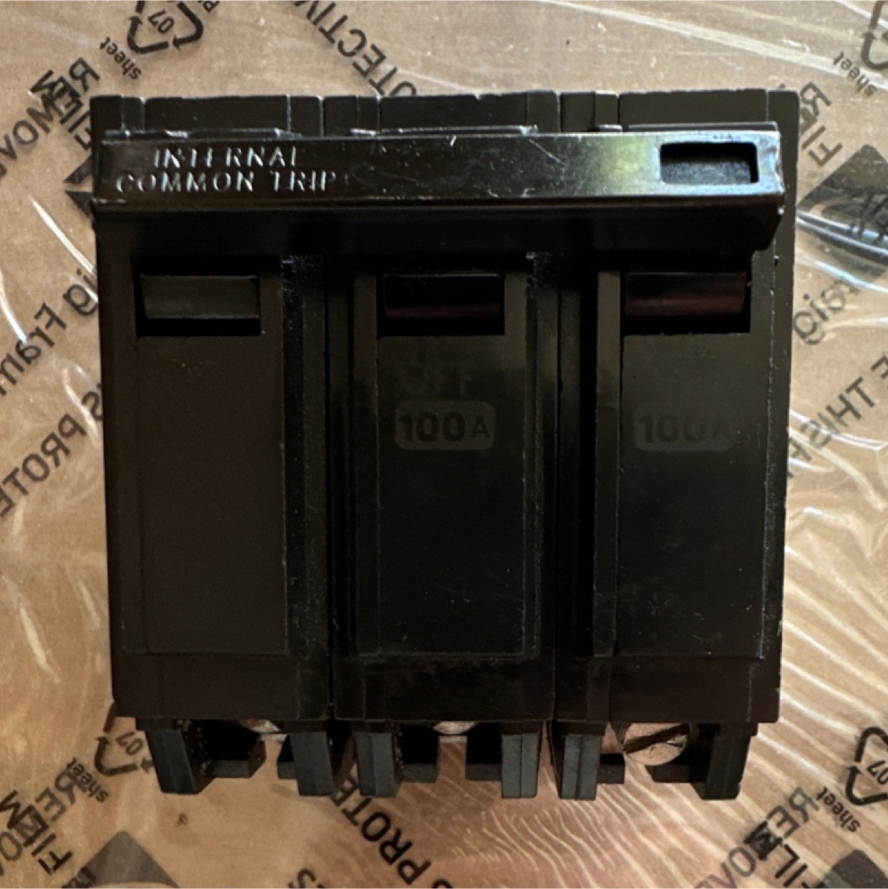 GE THQB320100 100A 3-Pole 201-250V Bolt-On Circuit Breaker Trip Indicator